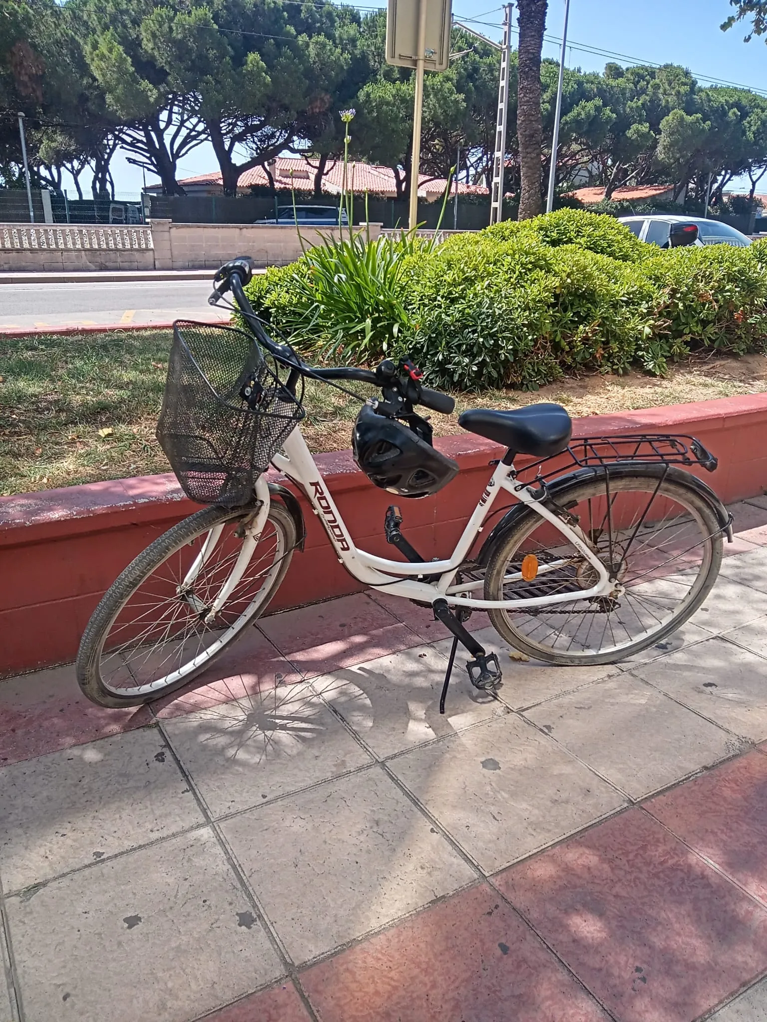Bicicleta de ciudad con cesta junto al paseo marítimo de Malgrat de Mar