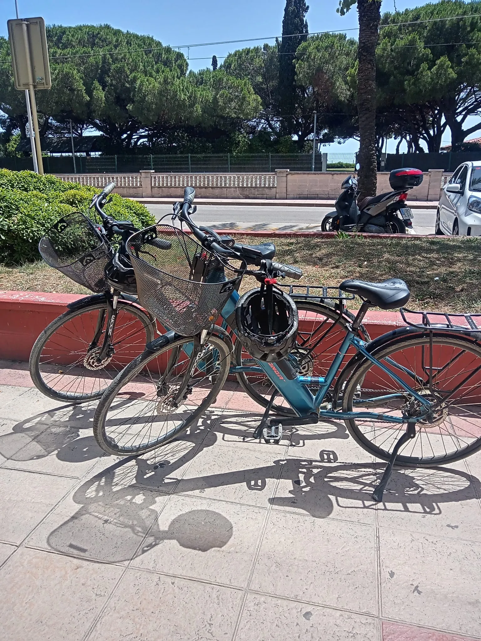 Bicicletas eléctricas Conor de alquiler junto al paseo marítimo de Malgrat de Mar