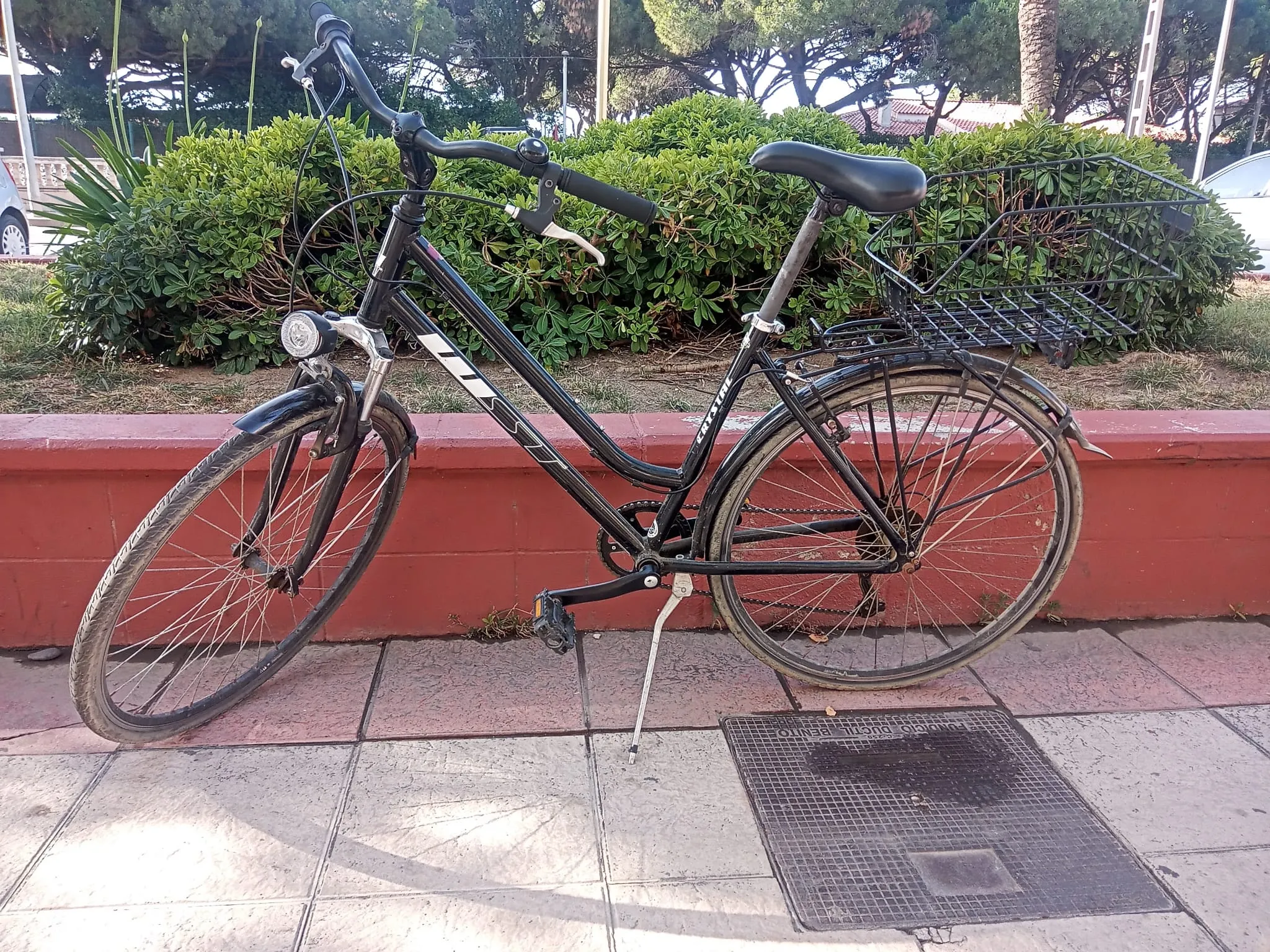 Bicicleta de alquiler en el paseo marítimo de Malgrat de Mar