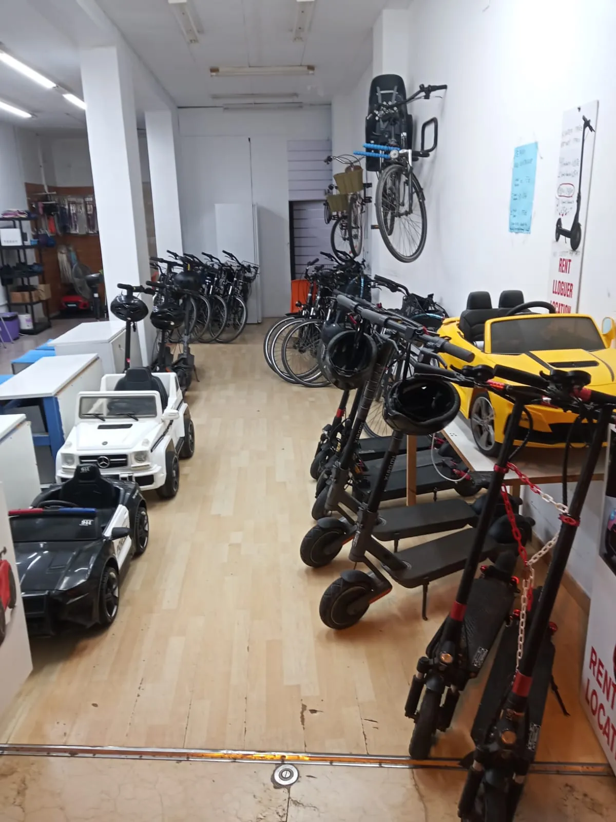 Interior de la tienda Botia Bikes con bicicletas y patinetes de alquiler en Malgrat de Mar